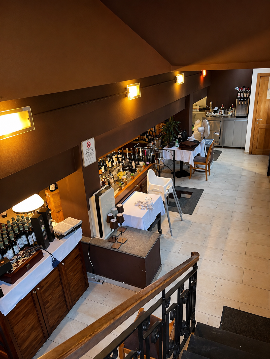 Vista dall'alto della sala e del banco vini de La Taverna