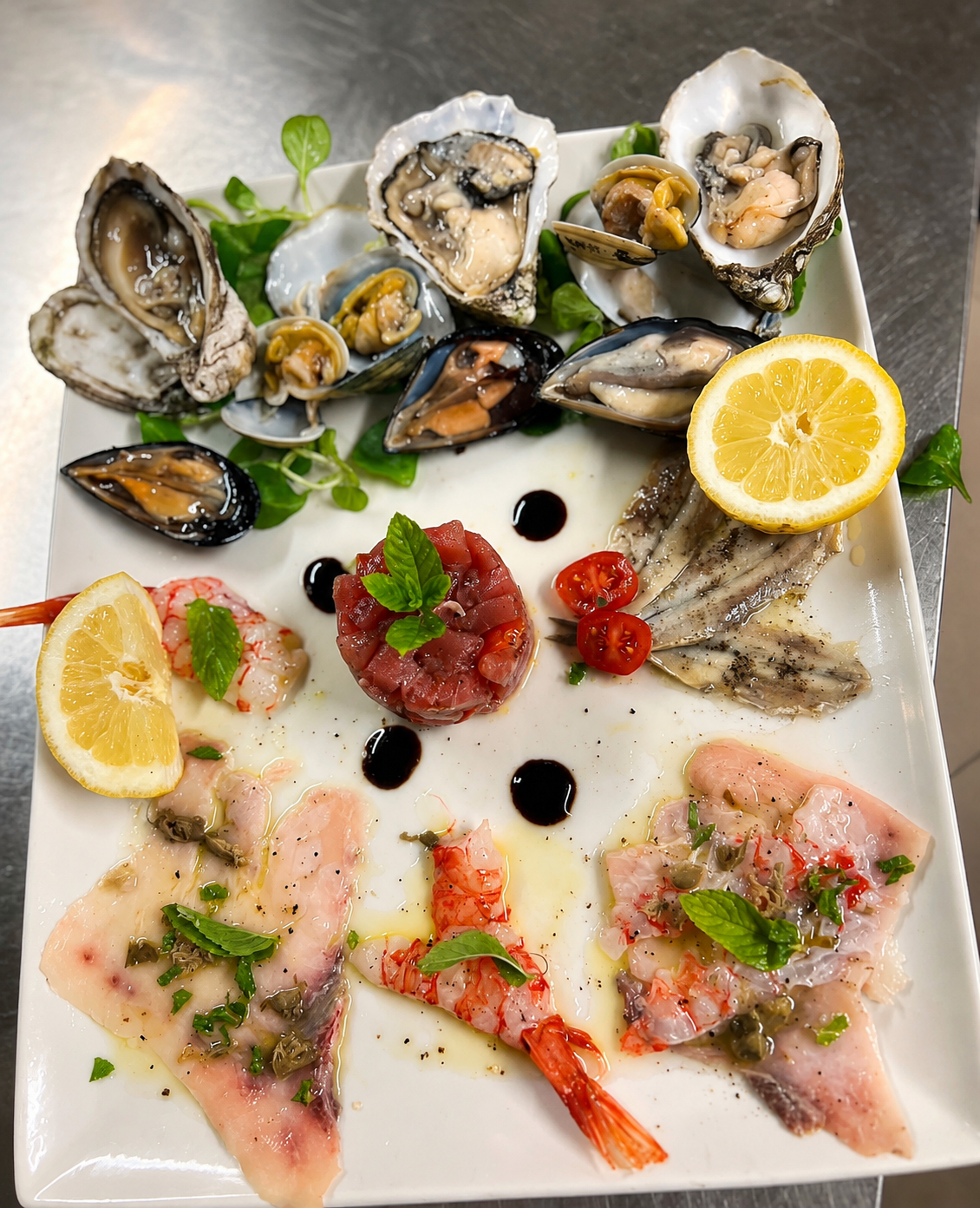 Degustazione di mare con ostriche, cozze, vongole, tartare, gamberi e pesce marinato