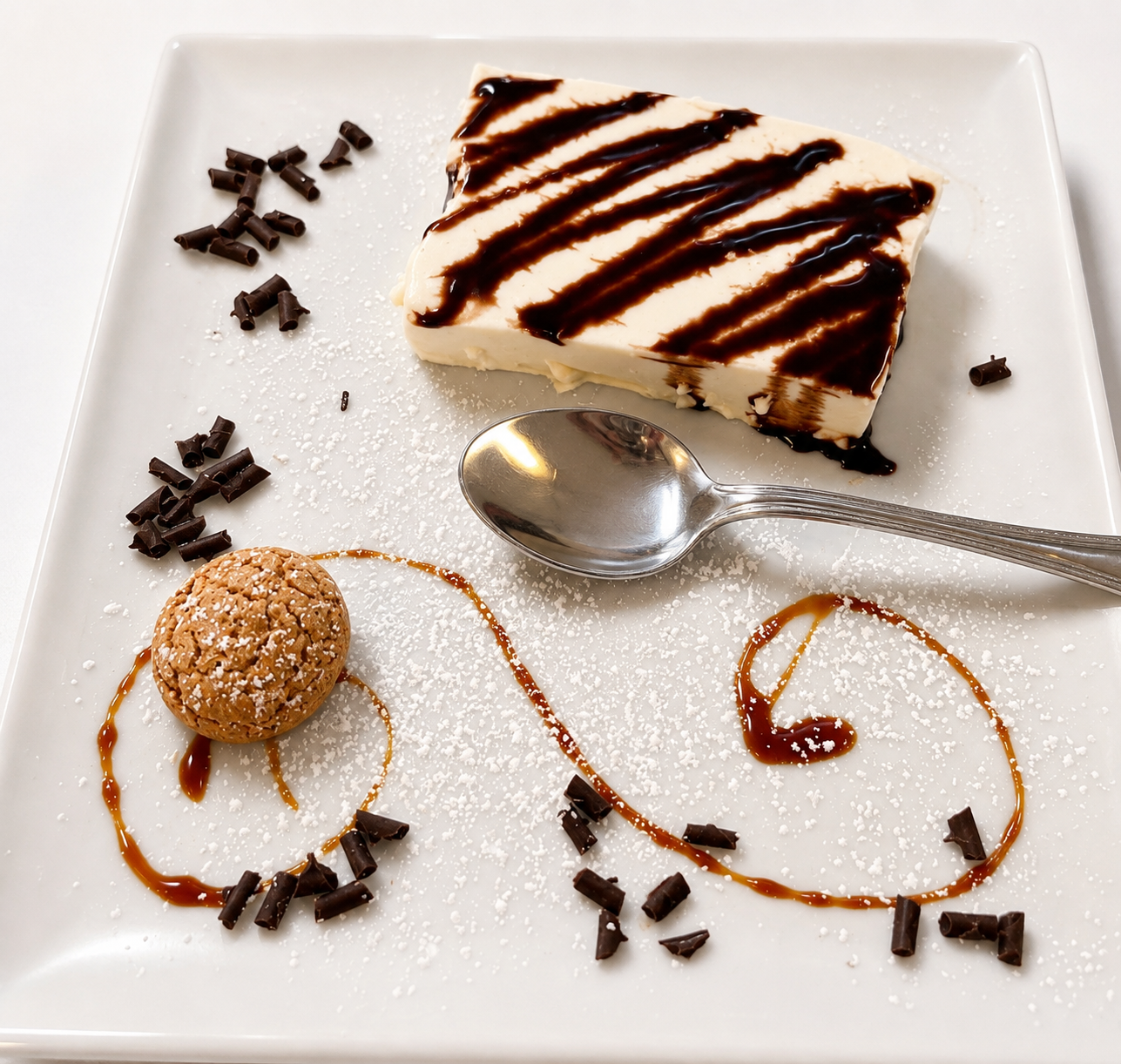 Dessert al cucchiaio con crema, salsa al cioccolato, amaretto e caramello