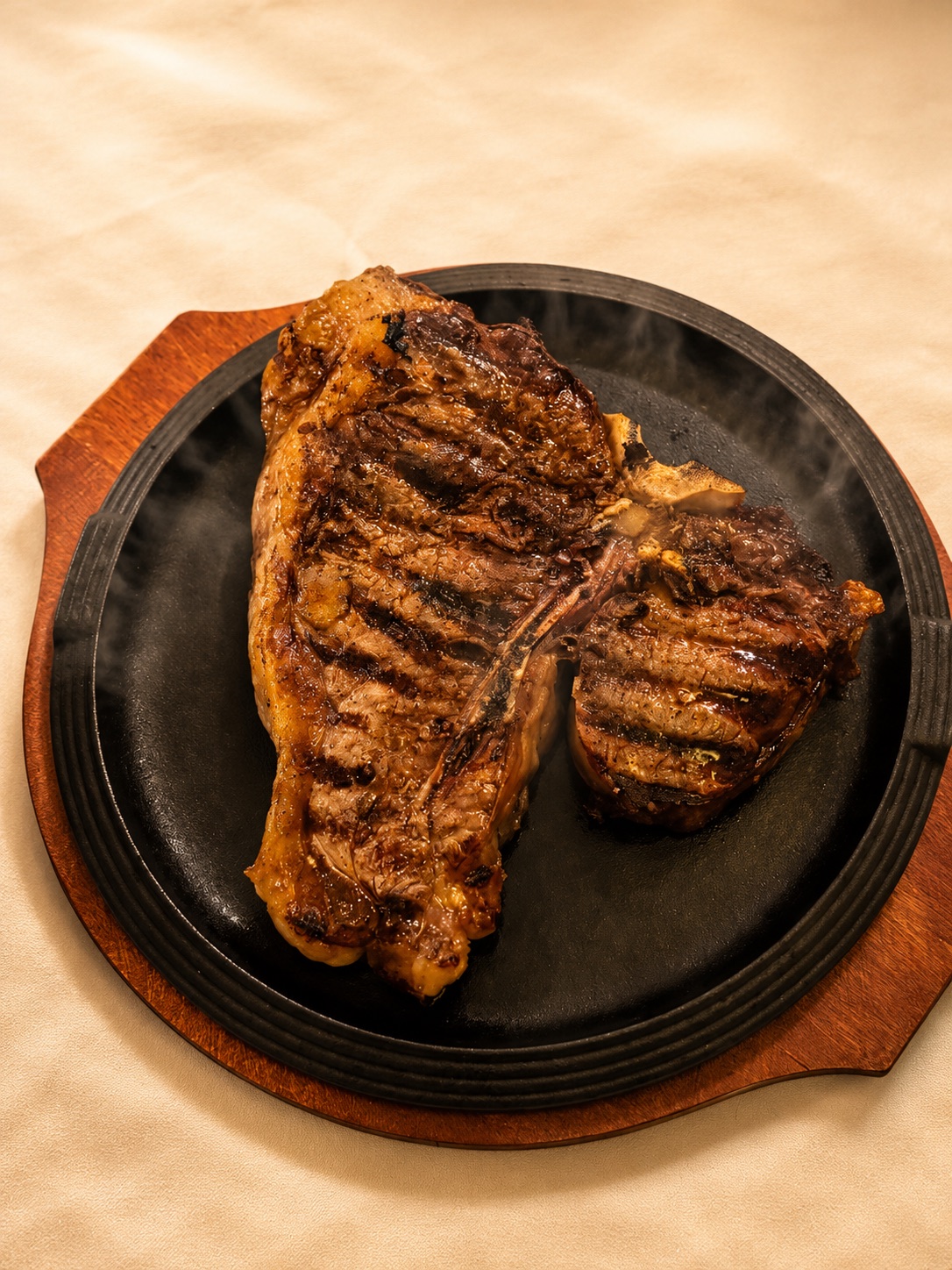 Bistecca alla fiorentina servita su piastra calda