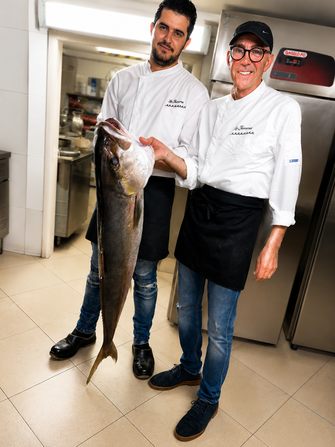 Chef de La Taverna con pesce fresco in cucina